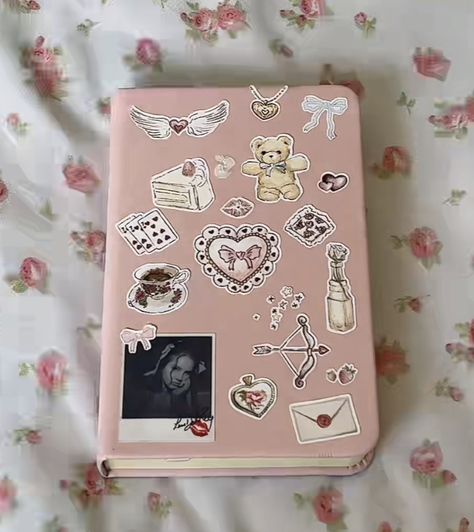 Pretty Notebook Covers, Aesthetic Pink Journal, Journaling Aesthetics, Aesthetic Desks, Notebook Cover Ideas, Coquette Aesthetic Pink, Notebook Decoration, Pink Journal, Aesthetic Reading