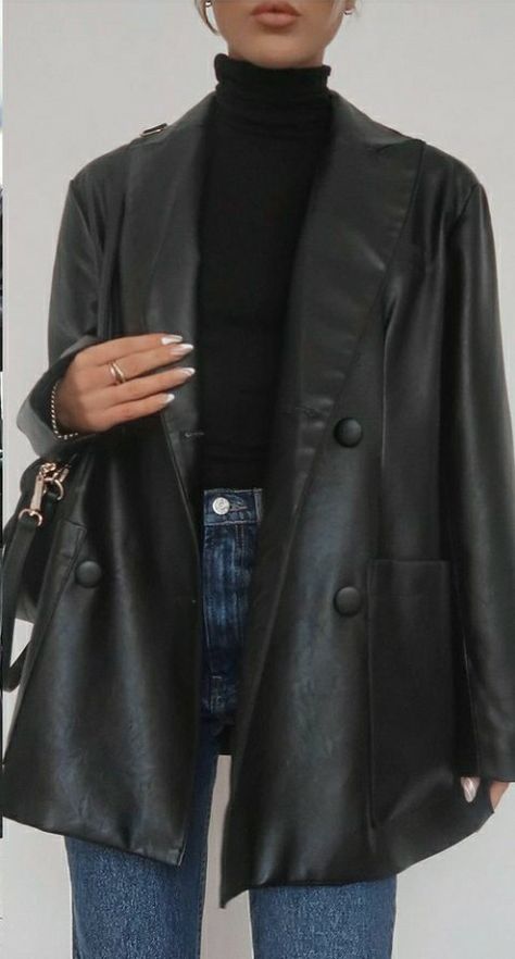 Longer Leather Jacket Outfit, Black Leather Blazer Outfit Winter, Leather Blazer Outfit Women, Leader Jacket Outfit, Leather Blazer Jacket Outfit, Leather Blazer Outfit Classy, Black Leather Blazer Outfit, Leather Blazer Outfit, Leather Shacket