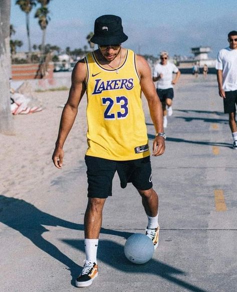 Laker Jersey Outfit Men, Outfits Aesthetic Streetwear, Nba Jersey Outfit, Lakers Outfit, Fashion Outfits Aesthetic, Asian Men Fashion, Nba Outfit, Jordan Outfit, Aesthetic Streetwear