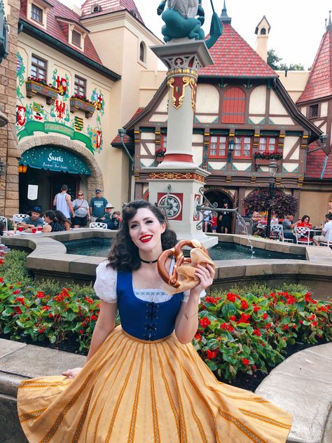 Dapper Day Princess, Snow White Dapper Day, Disneyland Outfits Princess, Dapper Day Disneyland Outfits, Disneybound Snow White, Snow White Bounding, Disneyland Dress Outfit, Disney Dapper Day Outfits For Women, Disney Dapper Day Outfits