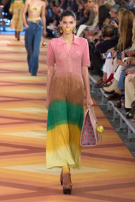 Etro Spring 2023 Ready-to-Wear Fashion Show | Vogue Etro Spring 2023, Spring 2023 Ready To Wear, Spring Summer Fashion Trends, 2023 Ready To Wear, Summer Fashion Trends, Spring 2023, Fashion Show Collection, Knit Fashion, Mode Inspiration