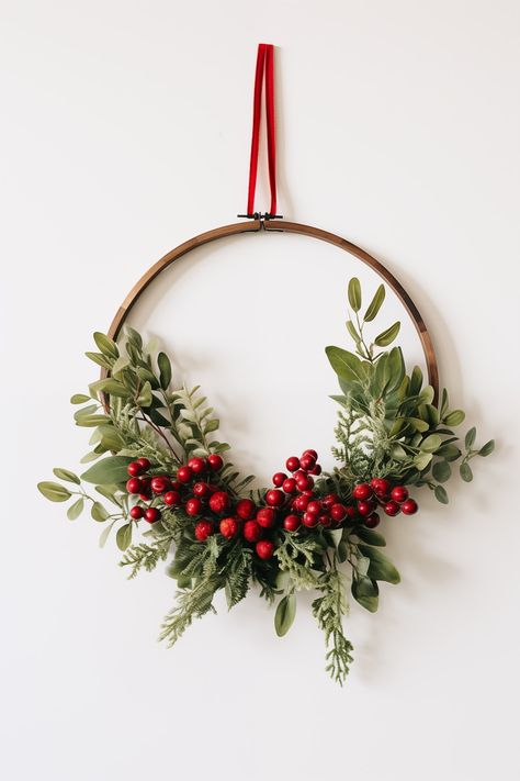 Gold Ring Wreath Diy Christmas, Wire Hanger Wreaths Diy, Diy Christmas Decorations Wreaths, Embroidery Hoop Christmas Wreaths, Embroidery Ring Wreath, Embroidery Hoop Christmas Decor, Embroidery Hoop Crafts Diy Decor, Cute Christmas Diy Decor, How To Christmas Wreath