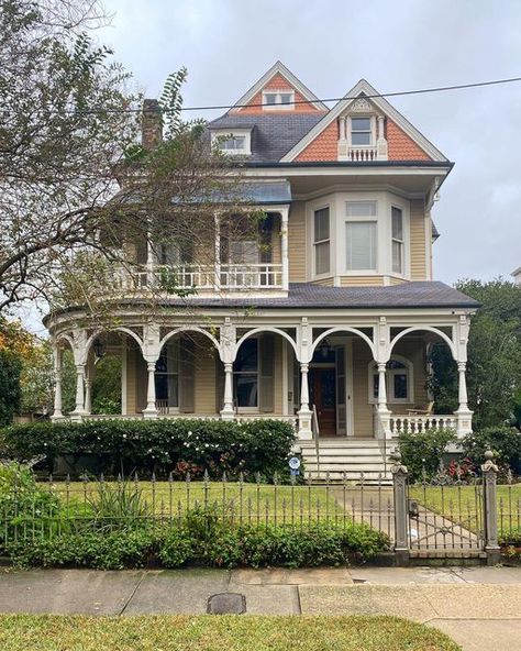 Michael LaBauve,M.Arch on Instagram: "Somewhere in the Garden District 🌳" New Orleans Architecture Garden District, New Orleans Garden District Homes, New Orleans Houses, Garden District New Orleans, New Orleans House, New Orleans Garden, Sims Lots, New Orleans Garden District, Oasis Springs