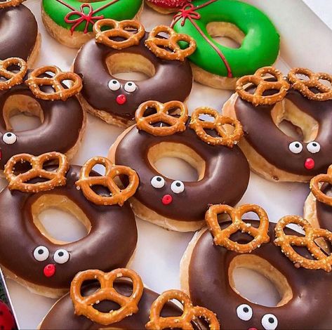 Christmas Doughnut Ideas, Christmas Donuts Ideas, Donuts Aesthetic, Holiday Donuts, Apple Doughnut, Oreo Donuts, Donut Ideas, Donut Decorating Ideas, Fancy Donuts