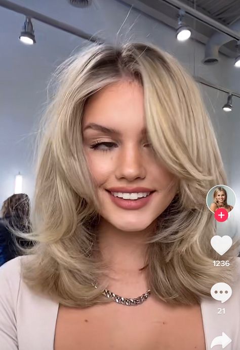 Curtain Bangs Chin Length Hair, Iconic Haircuts Women, Wolfcut Hair Medium Blonde, Medium Length Lots Of Layers, Wolfcut Blonde Hair Short, Curtain Bangs Short Hair Blowout, Butterfly Haircut On Shoulder Length Hair, Jaw Line Haircuts, 90s Haircut Fine Hair