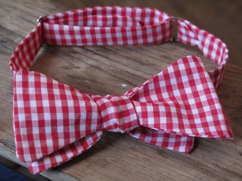 Eighteenth Century Agrarian Business: Adjustable Bow Tie Bow Tie Tutorial, Sewing Men, Bowtie Pattern, Tie Pattern, Boys Bow Ties, Gift Bows, Diy Bow, Diy Couture, Sewing Gifts