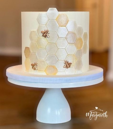 Cakes by Margareth LLC on Instagram: "Bee cake 💛 #cakesbymargarethla #batonrouge #batonrougeevents #batonrougewedding #batonrougecakes #pastelesbatonrouge #beecake #beecakes #beautifulcakes #beautifulcake #instacake #cakedesigns #denhamspringsla #denhamspringscakes #walkercake #nolacakes" Bee Wedding Cake, Bumble Bee Cake, Bee Cake, Bumble Bee Birthday, Bee Theme Party, Bee Birthday Party, Bee Cakes, Bumble Bee Baby Shower, Cake Decorating Piping