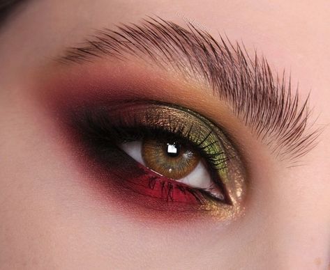 Red Green Eye Makeup, Green Red Makeup, Green And Red Eyeshadow, Red And Green Eyeshadow, Unique Eyeshadow Looks, Red Makeup Looks, Green Eye Makeup, Red Eye Makeup, Make Up Inspiration