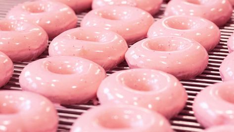 Krispy Kreme Is Bringing Back Strawberry Glazed Donuts This Spring - Thrillist Strawberry Doughnut, Lemon Icebox Cake, Strawberry Donut, Donut Flavors, Icebox Cake Recipes, Icebox Pie, Krispy Kreme Doughnut, Glazed Donuts, Strawberry Donuts