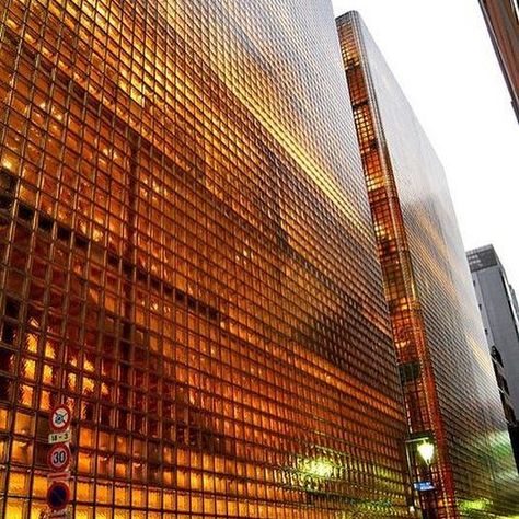 #glassbrick #ginza #modernarchitecture #renzopiano Hermes Building, Arch Visualization, Tokyo Architecture, Ginza Tokyo, Facade Lighting, Glass Brick, Brick Architecture, Renzo Piano, Glass Facades