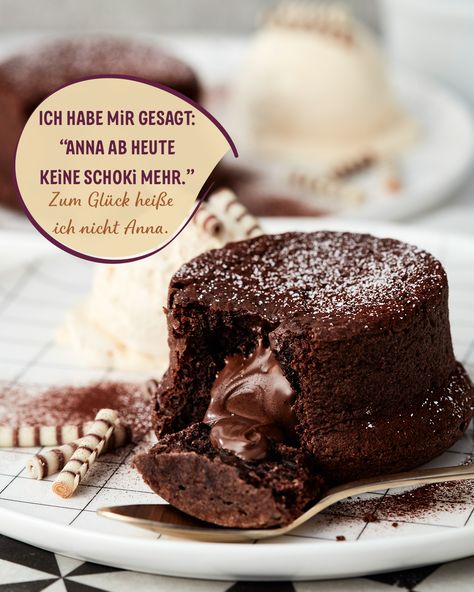 Wo sind die Fans von Schokolade? 😋🍫 Saftige Lava Cakes mit flüssigem Schokoladen-Kern und Vanille-Eis passen sowohl als Dessert als auch zum Nachmittagskaffee - Bestes Lava Cake Rezept. Dr. Oetker Rezepte, Lava Cake, Lava Cake Rezept, Schokokuchen Rezepte, Schokotorten Rezepte, Schokosouffle, Schokosoufflee anrichten Dessert, Cake