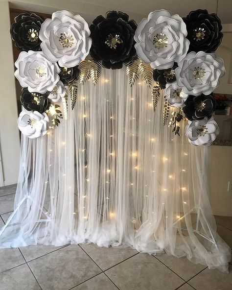 60th Birthday Party Decorations, Flower Backdrop Wedding, 50th Birthday Party Decorations, Graduation Party Planning, Graduation Party Themes, Diy Wedding Backdrop, Paper Flower Backdrop, Giant Paper Flowers, Backdrop Decorations