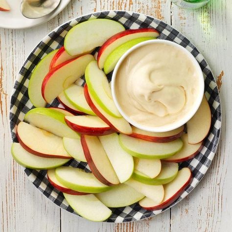 Fluffy Caramel Apple Dip Dips Dessert, Apple Dip Recipe, Caramel Apple Desserts, Bacon Cheese Dips, Cream Cheese Recipes Dip, Caramel Apple Dip, Cheese Dip Recipes, Classic Appetizers, Sweet Dips