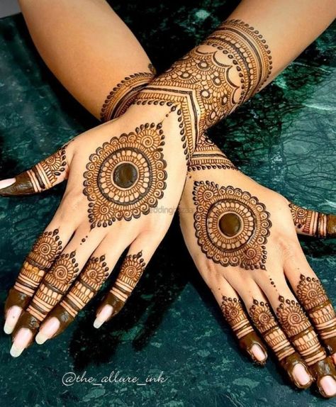 Hairstyles Mehndi, Hand Mehndi Designs Back, Minimal Mehndi, Mehndi Designs Back Hand, Mehndi Designs Back, Front Hand Mehndi Designs, Mehndi Hairstyles, Short Mehndi Design, Front Hand Mehndi