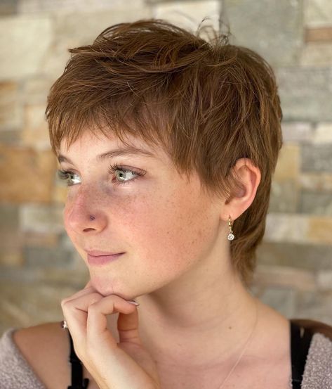 Shaggy Pixie Mullet for Redheads Short Shaggy Pixie Haircuts, Pixie Haircuts With Bangs, Short Haircuts Ideas, Short Shaggy Bob, Shaggy Pixie Cuts, Bangs Ideas, Shaggy Pixie, Asymmetrical Bangs, Bob Haircut Ideas