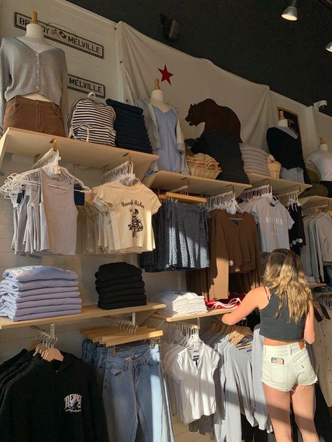 Brandy Melville Store, Nike Women Outfits, Store Outfits, Clothing Store Interior, Clothing Store Design, Boutique Clothing Store, Wedding Dress Store, Cute Comfy Outfits, Baggy Pants