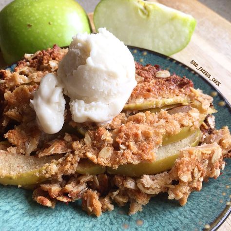 This past weekend I made a classic all-the-sugar, all-the-butter apple crisp for a friend’s BBQ, but I also made myself this macro-friendly version with added protein. I wouldn’t lie to you, this healthy version is just as delicious as the naughty version – only it’s less than 250 calories for the whole thing! You know … Protein Apple Crisp, Apple Crisp For One, Crunchy Oatmeal, Baked Apple Dessert, Unflavored Protein Powder, High Protein Desserts, Under 300 Calories, Macro Friendly Recipes, Protein Treats