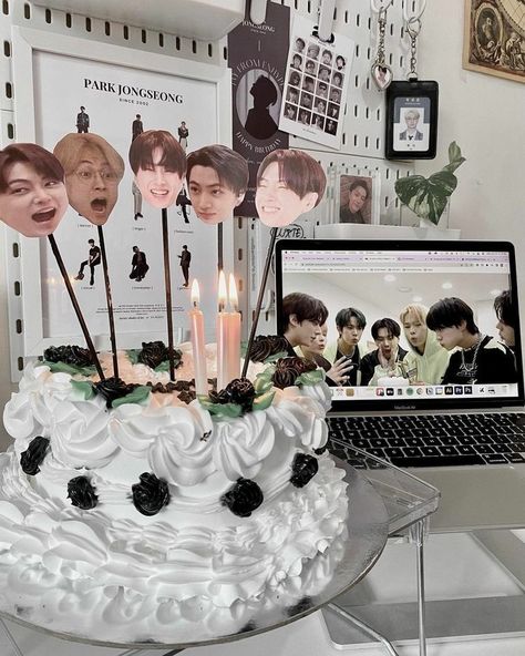 Kpop Idol Birthday Cake, Korean Cake Bts, Enhypen Birthday Cake, Kpop Idol Birthday, Kpop Birthday Cake, Korean Birthday Cake, Idol Birthday, Bts Cake, Bts Birthdays