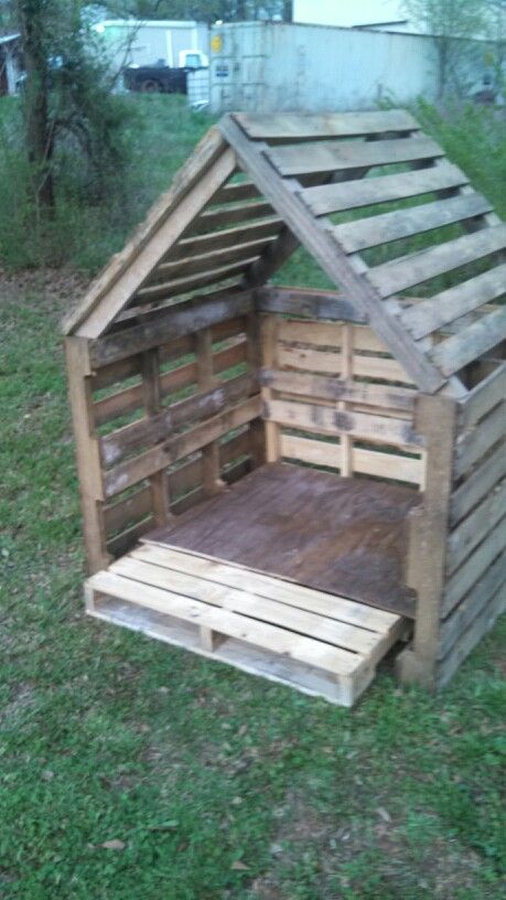 Pour faire une cabane avec coussin sieste au fond du jardin Pallet Playhouse, Build A Playhouse, Pallet House, Dog House Diy, Pallet Decor, Building Projects, Diy Pallet Projects, Backyard Fun, Wooden Pallets