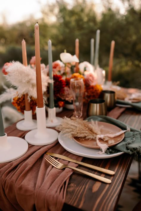 Desert Sunset Wedding Colors, Desert Wedding Tablescape, Boho Table Setting Wedding, Desert Sunset Wedding, Desert Wedding Colors, Desert Chic Wedding, Desert Wedding Decor, Desert Wedding Ideas, Saguaro National Park