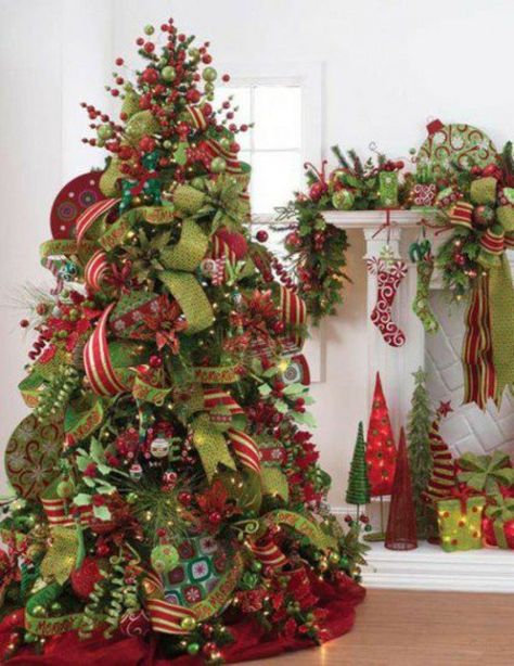 How to  make bows, and decorate your Christmas tree with ribbons. Festive bows and streamers of ribbon can add a  look of elegance to a Christmas tree. Red And Green Christmas Tree Decorations, Homedesign Ideas, Christmas Trees Decorated, Pretty Christmas Trees, Ribbon On Christmas Tree, Beautiful Christmas Trees, Noel Christmas, Christmas Love, Green And Red