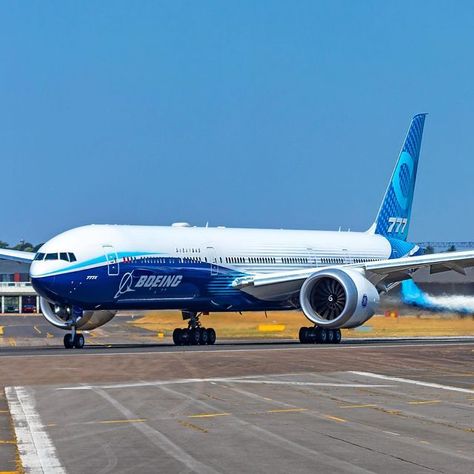 @cat3photos on Instagram: "@boeing 777X is simply stunning #avgeek #777x #boeing #airliner #boeinglovers #planespotting #farnborough #pilotlife" 777x Boeing, 777 Plane, Boeing 720, Atom Punk, Airplane Mechanic, Eco Project, Boeing 777x, Boeing Planes, Boeing Aircraft