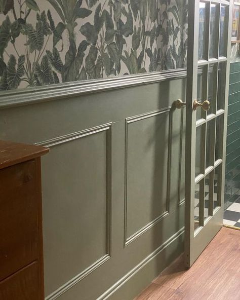 Light Green Panelling, Green Panelled Hallway, Dark Green Panelling, Green Wall Panelling, Dark Green Hallway, Dark Wainscoting Ideas, Lambriseringen Gang, Hallway Update, Porch Tiles