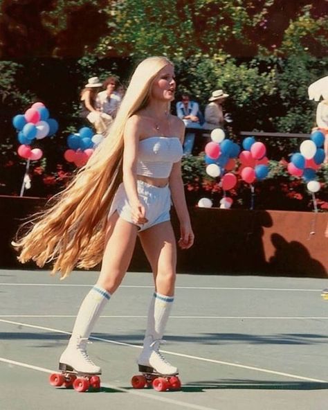 Debra Jo Fondren, Roller Skating Outfits, Hair Clips 90s, Roller Disco, Roller Girl, Skating Outfits, Super Long Hair, Long Blonde, Long Blonde Hair