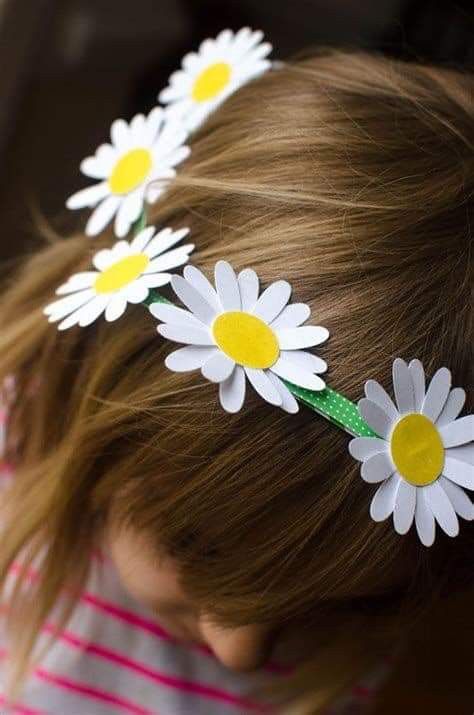 Diy Paper Daisy, Gerber Daisy Bouquet Wedding, Den Zeme, Chasing Daisies, Costume Fleur, Chain Crown, Educational Activities For Preschoolers, Daisy Chains, Daisy Scouts