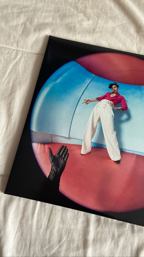 harry styles vinil on top of a bed Harry Styles Vinyl, Harry Coded, Cd Aesthetic, Fine Line Harry Styles, Harry Styles Fine Line, Harry Styles Aesthetic, Aesthetic Clean, Harry Styles Wallpaper, Mr Style