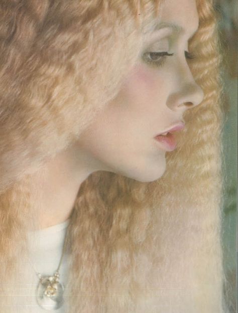 Barry Lateran for Vogue UK, 1975. Barry Lategan, 1970's Hair, Retro Vogue, 70s Vogue, Gradient Lips, Glamour Hair, 70s Look, Seventies Fashion, Sixties Fashion