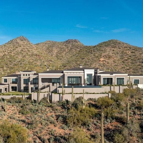 Paradise Valley Arizona Houses, Arizona Mansions, Aesthetic Mansion, Oasis Springs, Arizona Homes, Desert Resort, Mansion Exterior, Resort Lifestyle, Colonial Exterior