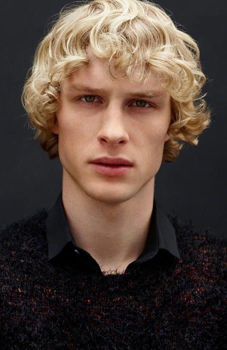 Curly Blonde Hair #CurlyHairstylesTrends Surfer Hairstyles, Men's Curly Hairstyles, Blonde Curly Hair, Mens Haircuts Fade, Blonde Guys, Hairstyle Gallery, Shag Haircut, Curly Hair Men, Mens Hairstyles Short