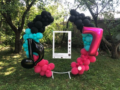 Tiktok Decoration Party, Tiktok Theme Party, Tik Tok Party Ideas For Kids, Tik Tok Party Decoration, Tik Tok Themed Birthday Party, Tiktok Theme Birthday Party, Tiktok Party Decorations, Tik Tok Party Ideas, Tiktok Party Ideas