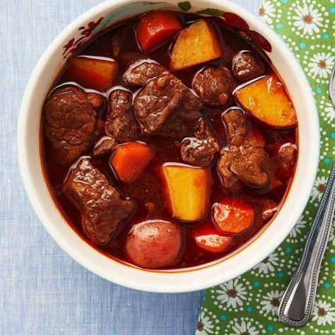 Pioneer Woman Beef Stew Pioneer Woman Beef Stew Recipe, Pioneer Woman Beef Stew, Pioneer Women Beef Stew, Beef Stew With Beer, Traditional Irish Stew, Irish Stew Recipe, Easy Beef Stew Recipe, Irish Recipes Traditional, Easy Beef Stew