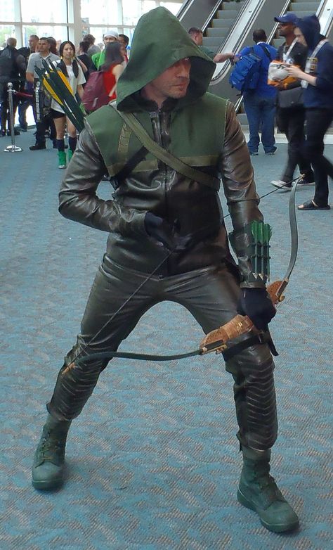 Arrow cosplay Green Arrow Costume, Superhero Diy, Arrow Costume, Green Arrow Cosplay, Arrow Cosplay, Arrow Dc Comics, Arrow Tv Show, Batman Christian Bale, Arrow (tv Show)