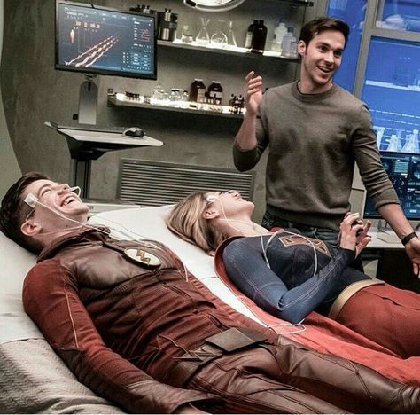 Grant Gustin And Melissa Benoist, Behind The Scenes Tv Shows, Barry Allen And Kara Danvers, Melissa Benoist Grant Gustin, Barry Allen Fanart, The Flash And Supergirl, Cw Supergirl, Supergirl Crossover, Flash Show