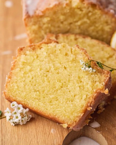 Lemon Drizzle Cake is a tea-time classic. This easy recipe makes the most moist lemon cake packed with zesty, fresh lemon flavor. Best Lemon Drizzle Cake, Easy Lemon Drizzle Cake, Lemon Drizzle Cake Recipe, Strawberry Angel Food Cake, Iced Lemon Pound Cake, Angel Food Cake Desserts, Moist Lemon Cake, Lemon Drizzle Cake, Drizzle Cake