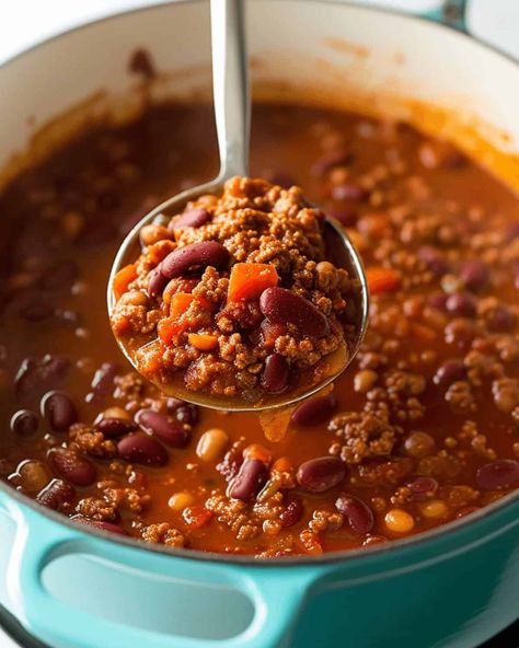 Venison Chili is a versatile and delicious dish that you can make with ground deer meat and some pantry staples. It’s perfect for the cold months of hunting season or any time you crave some comfort food. Deer Sausage Chili Recipe, Venison Chili Recipe Easy, Deer Meat Chili Recipe, Deer Chilli Recipe, Deer Meat Chili, Ground Deer Meat Recipes, Deer Chili Recipe, Deer Chili, Venison Chili Recipe