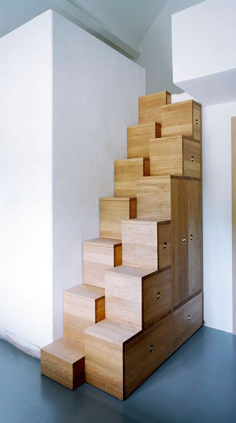 Scale Loft, Space Under Stairs, Green House Design, Tiny House Stairs, House Staircase, Loft Stairs, Wooden Greenhouses, Stair Storage, House Stairs