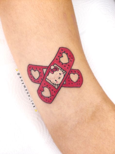 Tattoo #kawaii #hellokitty #tattoos #tatuagem #cute Hello Kitty Bandages Tattoo, Hello Kitty Band Aid Tattoo, Band Aid Tattoo, Doodle Tattoos, Kawaii Tattoos, Kitty Tattoos, Tattoo Over Scar, Cute Simple Tattoos, Hip Tattoos