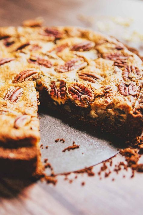 This fudgy and decadent Chocolate Tahini Pecan Pie is easy to make and corn syrup-free, unlike most pecan pies. Tahini creates the thick and creamy texture and enhances the gooey, brownie-like center of this pie. Chocolate and pecan lovers unite for this one of a kind holiday pie! Gourmet Pecan Pie, Pecan Pie Pictures, Pecan Pie Smitten Kitchen, The Kitchen Brownie Pecan Pie, Brownie Pecan Pie Food Network, Chocolate Pie Crust, Pecan Pie Filling, Holiday Pies, Double Chocolate Cookies