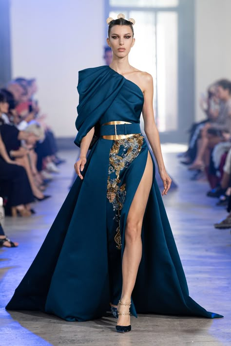 Elie Saab Fall 2019 Couture Fashion Show - Vogue White Haute Couture, Cheongsam Design, Fabric Folds, Elie Saab Haute Couture, Robes Glamour, Couture Mode, فستان سهرة, Wide Belt, Gorgeous Gowns