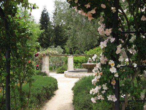 Descanso Gardens. Reminds me a regency garden. Descanso Gardens, Hangout Ideas, Dance Film, Diy Garden Fence, South California, California Garden, Family Shoot, Big Garden, Garden Rooms