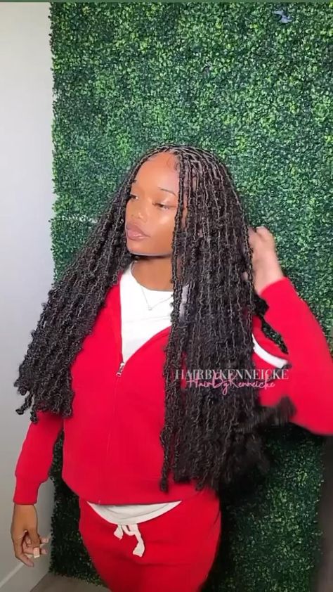 𝒇𝒐𝒍𝒍𝒐𝒘 𝒎𝒚 𝒇𝒍𝒊𝒄𝒌𝒔 𝒑𝒂𝒈𝒆 @𝒅.𝒆𝒂𝒅𝒕𝒓𝒐𝒍𝒍𝒛 Medium Butterfly Locs, Loks Hair, Butterfly Locks, Bohemian Knotless, Soft Locs, Butterfly Locs, Birthday Hairstyles, Faux Locs Hairstyles, Cute Braided Hairstyles