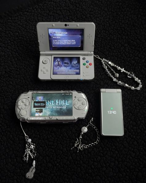 White collections: PSP 3000, Nintendo New 3DS, Sharp Aquos 601sh 🤍 #2000s #tech #retroconsole #psp3000 #nintendo #3ds #sonypsp #japaneseflipphone #keitai #silenthill #spiritcamera #darkaesthetic Sharp Aquos 601sh, Nintendo Ds Lite Aesthetic, Psp Aesthetic, 2000s Tech, Digi Camera, Psp 3000, Edc Essentials, Tech Aesthetic, New 3ds