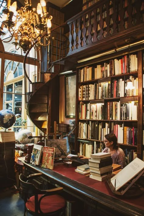 Interesting front counter/bar and stair railing Home Library Aesthetic, Bookstore Cafe, Dream Library, Beautiful Library, Library Room, Library Aesthetic, Home Library Design, Vintage Library, Book Cafe