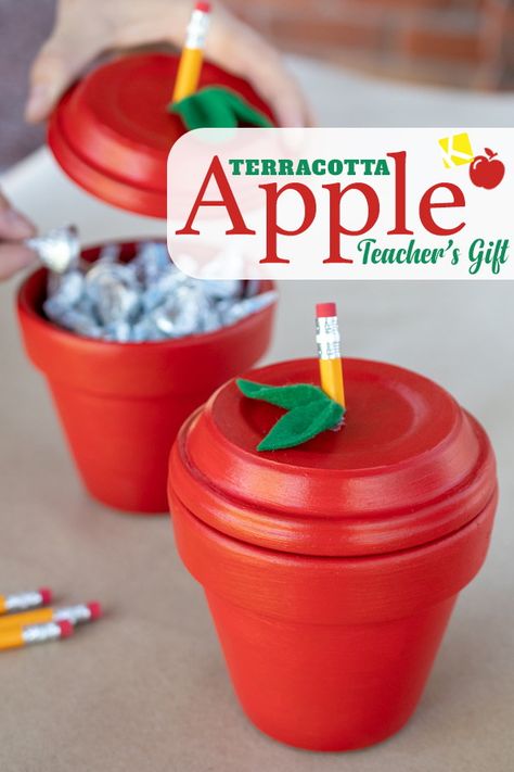 Diy Apple, Teachers Diy, Teacher Apple, Clay Pot Crafts, Diy Teacher Gifts, Cadeau Diy, Teacher Christmas Gifts, Mason Jar Diy, Teacher Christmas