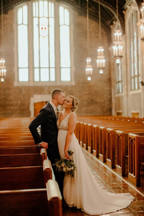 Bride And Groom Pictures Downtown, Bride N Groom Wedding Photos, Bouquet Wedding Photos, Wedding Photoshoot Ideas With Family, Bride And Groom Only Wedding Ceremony, Bride And Groom With Bridesmaids, Patten Chapel Wedding, Wedding Chapel Photography, Classic Timeless Wedding Photos