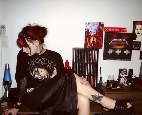 Goth 90s Aesthetic, 1960s Punk Fashion, Goth Travel Aesthetic, Mall Goth Inspo Outfits, 90s Grunge Style Vintage, Early 2000s Goth Fashion, Winter Mall Goth Outfits, 90s Metal Fashion, 90s Mall Goth Outfit